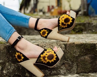 Geblümte Schuhe mit hohem Keilabsatz. Mexikanische florale Textilpantoffeln. Outfit vom 5. Mai. Sandalen mit Sonnenblumenblüten-Absatz. Boho.Mexikanische Schuhe