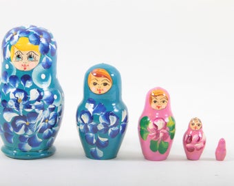 ピンクの入れ子人形5個、手描きのマトリョーシカ、花飾りセット - Etsy