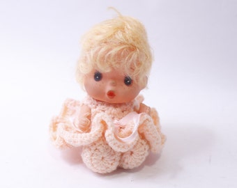 Vintage kleine pop in gebreide beige outfit, babypop, groot hoofd, blond haar, collectible, ~ 240417-WH 910