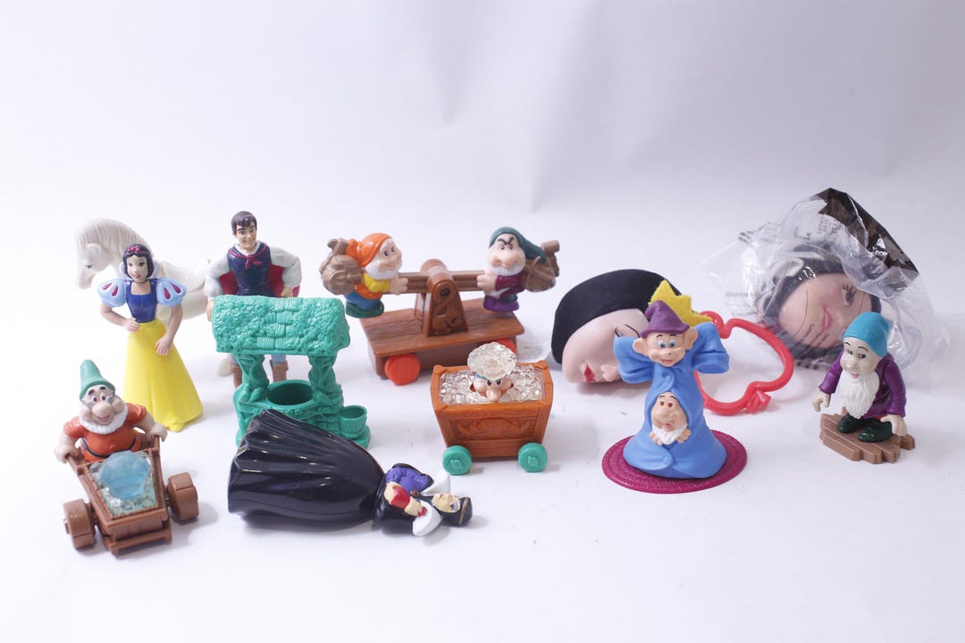 洋書 McDonald's Happy Meal Toys Amazon.com: McDonald's® Happy Meal® Toys Around the World