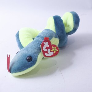 Pode incluir: Um brinquedo de pel&uacute;cia de cobra verde e azul com uma etiqueta vermelha Beanie Baby que diz "Ty Inc. Beanie Baby".