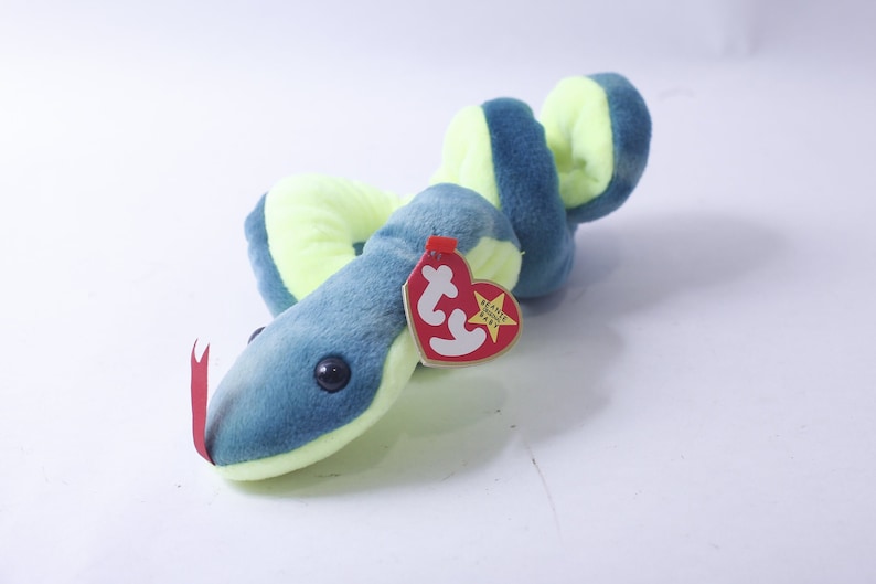 Pode incluir: Um brinquedo de pel&uacute;cia de cobra verde e azul com uma etiqueta vermelha Beanie Baby que diz "Ty Inc. Beanie Baby".