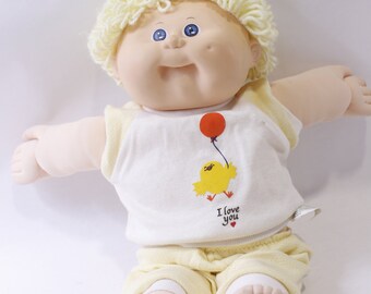 Cabbage Patch Kids, bambola maschio, ti amo camicia e pantaloni bianco-gialli, capelli gialli, 1982, giocattolo vintage, ~ 240401-WH 895