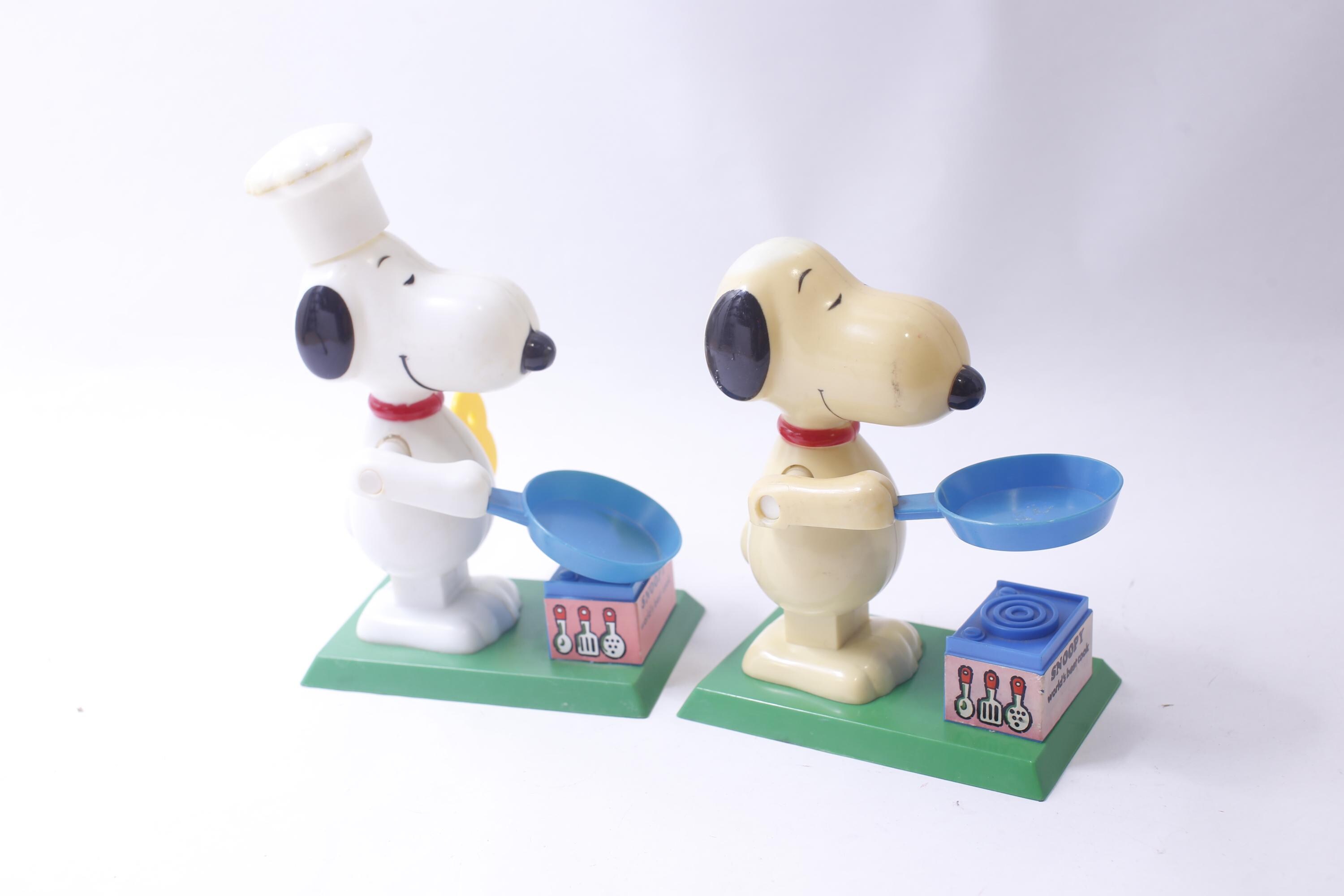 Snoopy Chef With Pan Cooking by a Kitchen Stove, Wind-up Toy, 2