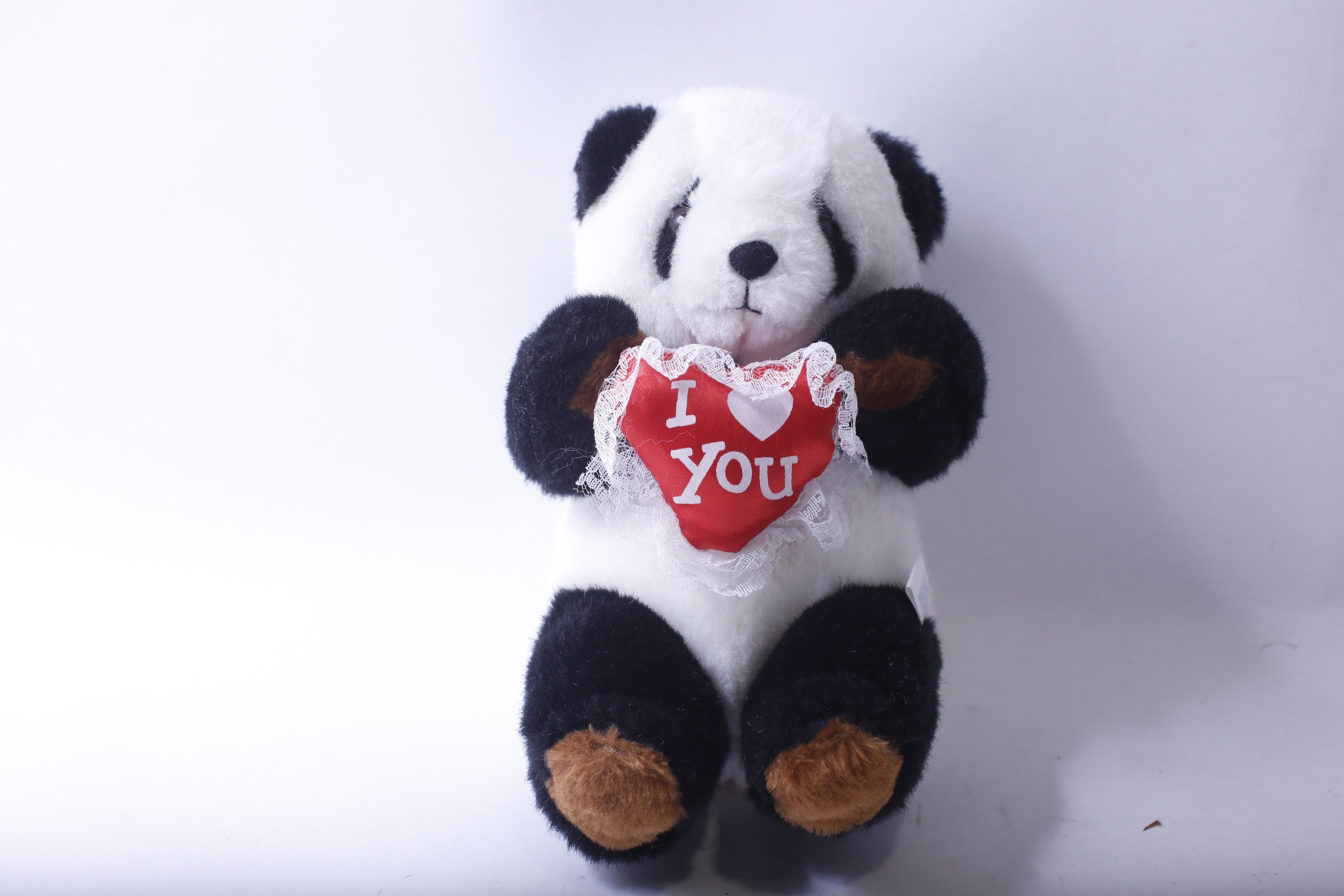 Choses douces, je t'aime, panda tenant un coeur rouge, peluche