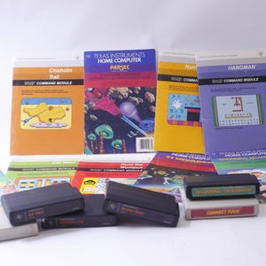 Könnte beinhalten: Eine Sammlung von Vintage-Spielkassetten für den Texas Instruments TI-99/4A, darunter Chisholm Trail, Parsec, Hangman, Connect Four und Number Command. Die Kassetten befinden sich in ihrer Originalverpackung und sind in gutem Zustand.