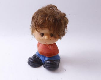 男の子、赤毛、赤と青の衣装、ソビエト連邦、ゴム製、フィギュア、7 1/2インチ、人間、きしむ音、握る、幼児用おもちゃ、ビンテージ、～20-31-1080