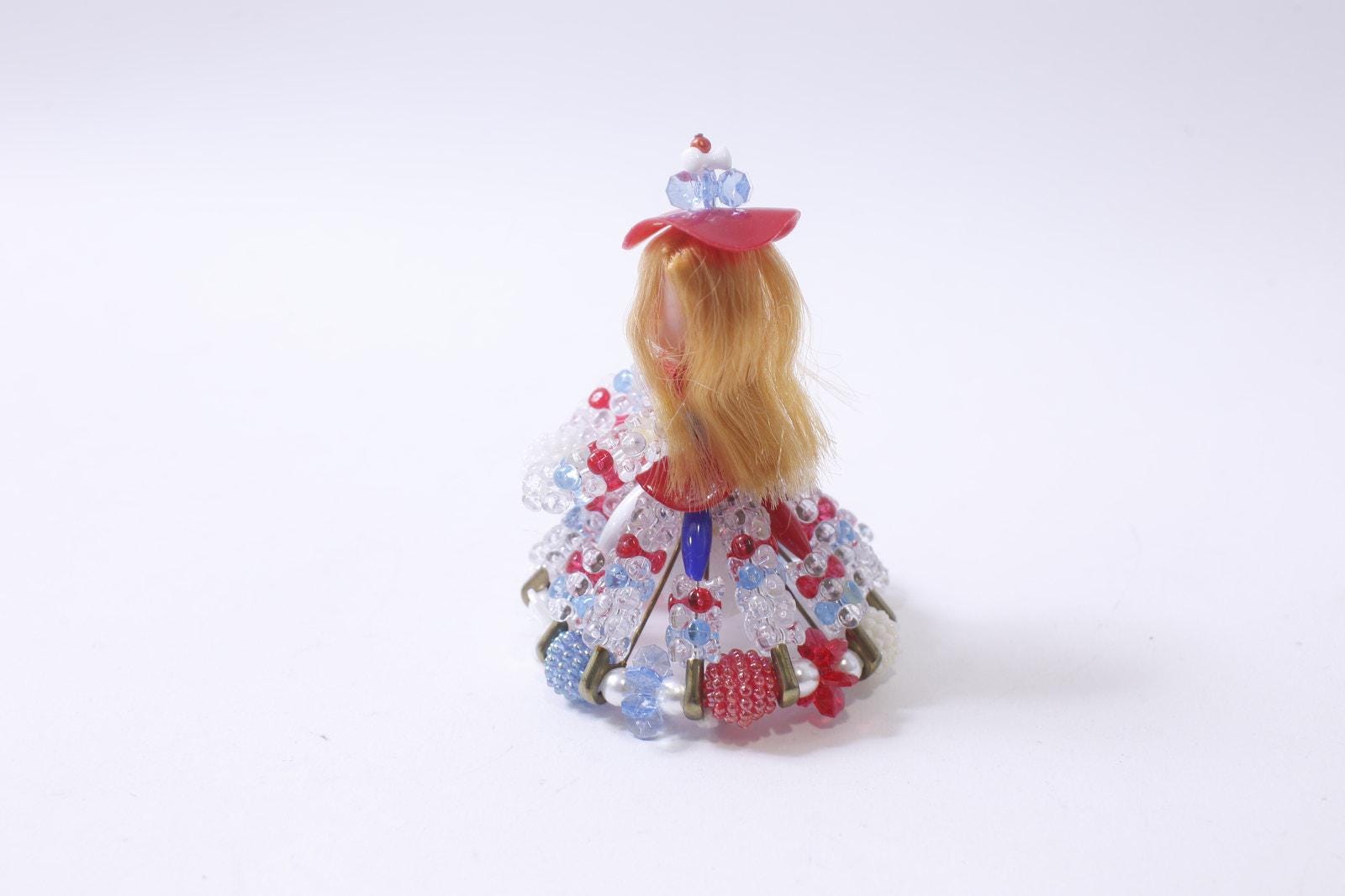 ビーズ細工 ドール＆プードル 安全ピン人形1950's ビーズ、人形、1960 年代、工芸品、安全ピン、かわいい、赤、白、青