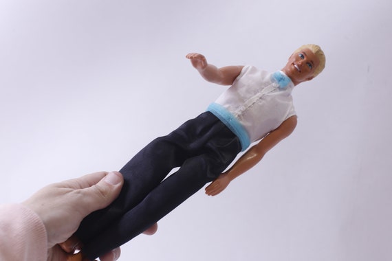 Barbie Ken Great Date Doll, indossa camicia bianca con papillon e