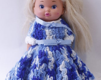 Little Miss Makeup Süße Puppe in blau-weißem Strickkleid, langes blondes Haar, handgefertigt, weich, einzigartig, ~ 240318-WH 877