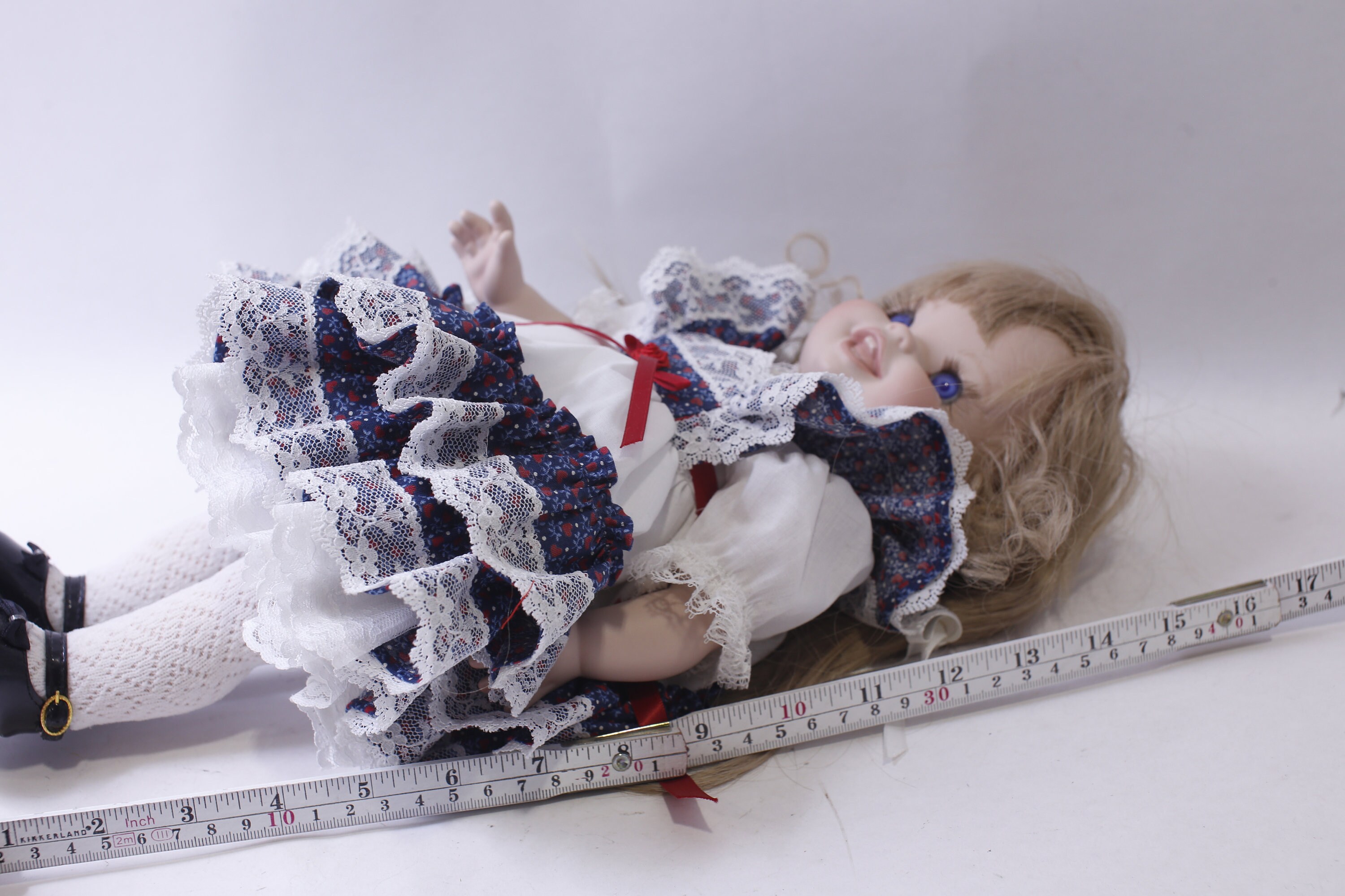 rosycraft_doll 白いコーデで 帽子とバスケットを添えて Vintage Porcelain Doll in White Blue Floral Dress, Smiling