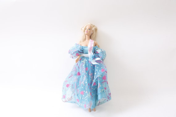 birthday barbie blue dress Update: Got her! :3 Happy Birthday Barbie 1993. She's the one with the blue dress! :3