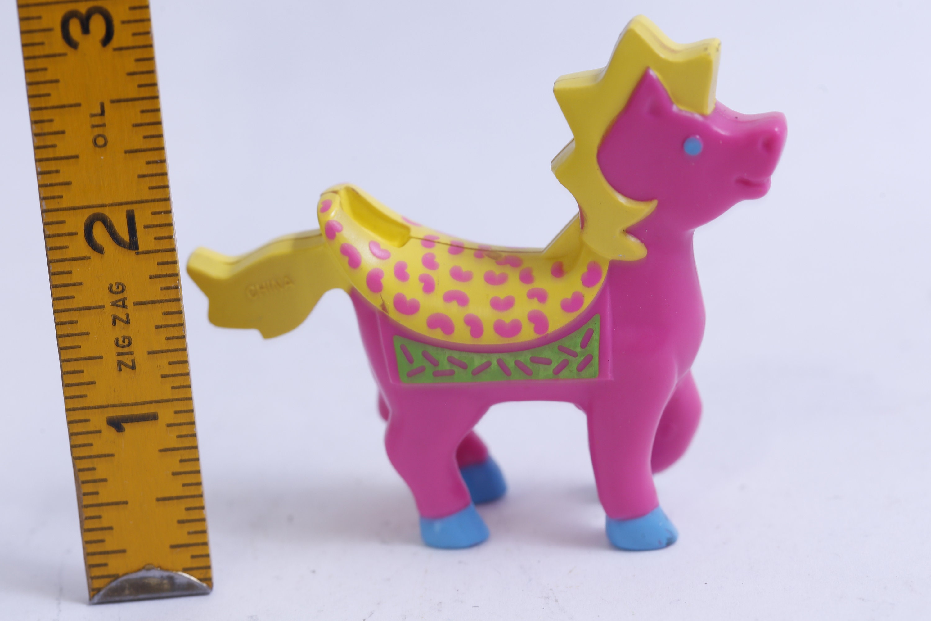 Wee Wild Things、馬のフィギュア、ミニチュア、ピンク、黄色、PVC