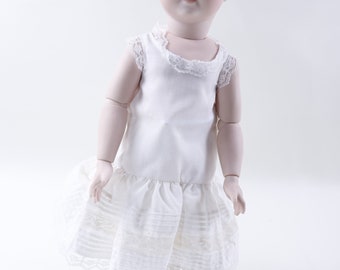 Poupée ancienne mignonnette française vers 1890 bouche fermée avec vieille bonbonnière - France