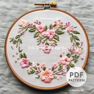 Rosa Blumenherzkranz-Handstickerei-Muster, Herzstickerei, herzförmiger Kranz mit rosa Blumen, Handstickereimuster PDF