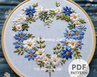青い花のハート型リースの手刺繍パターン、ハートの刺繍、青い花の