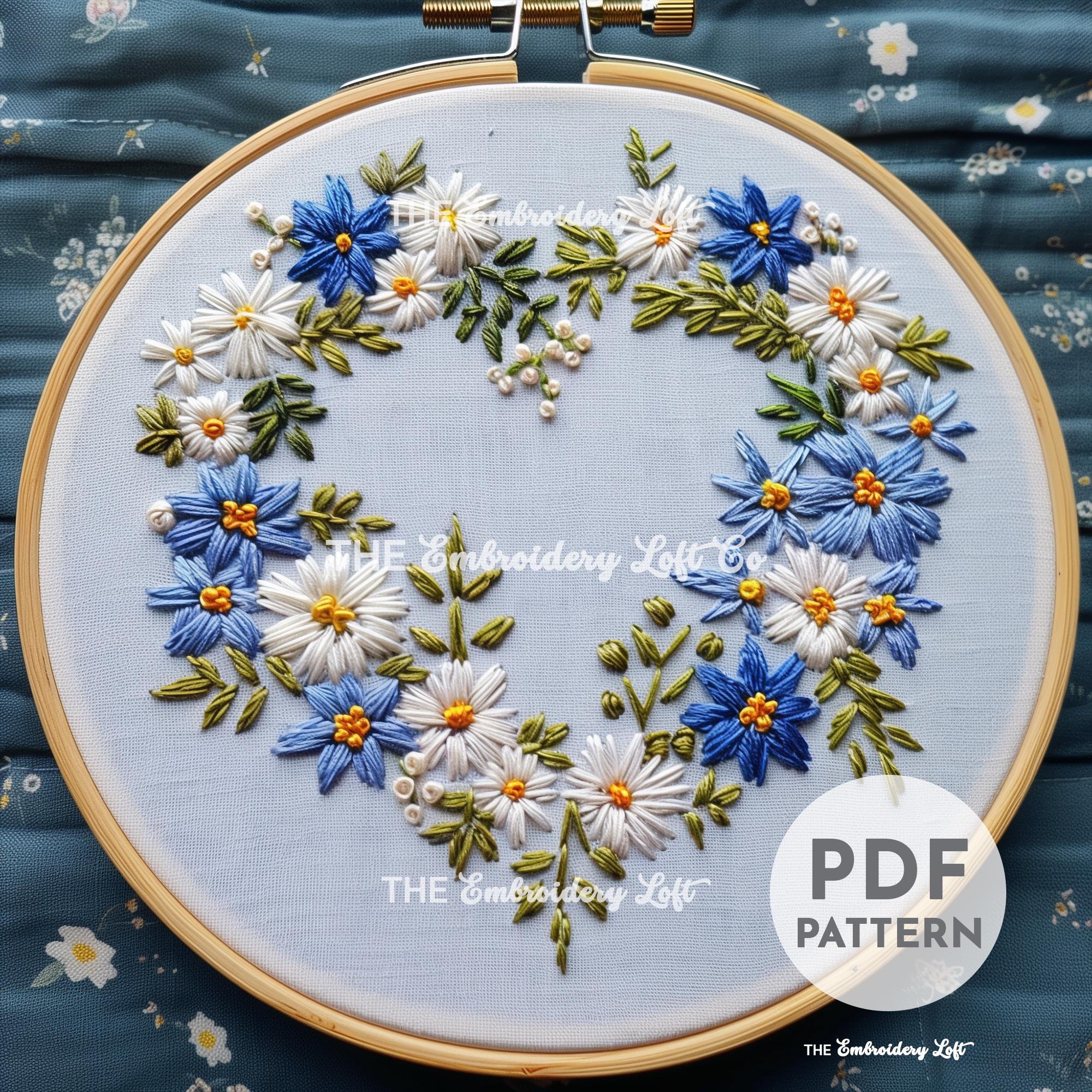 青い花のハート型リースの手刺繍パターン、ハートの刺繍、青い花の