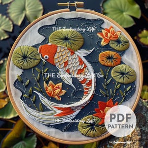 Peut inclure: Art de broderie en forme de cercle représentant un poisson rouge coloré nageant dans un étang avec des nénuphars et des fleurs. Le motif est brodé dans des tons d'orange, de blanc, de vert et de jaune sur un fond bleu foncé. Le cercle est en bois et a une finition naturelle.