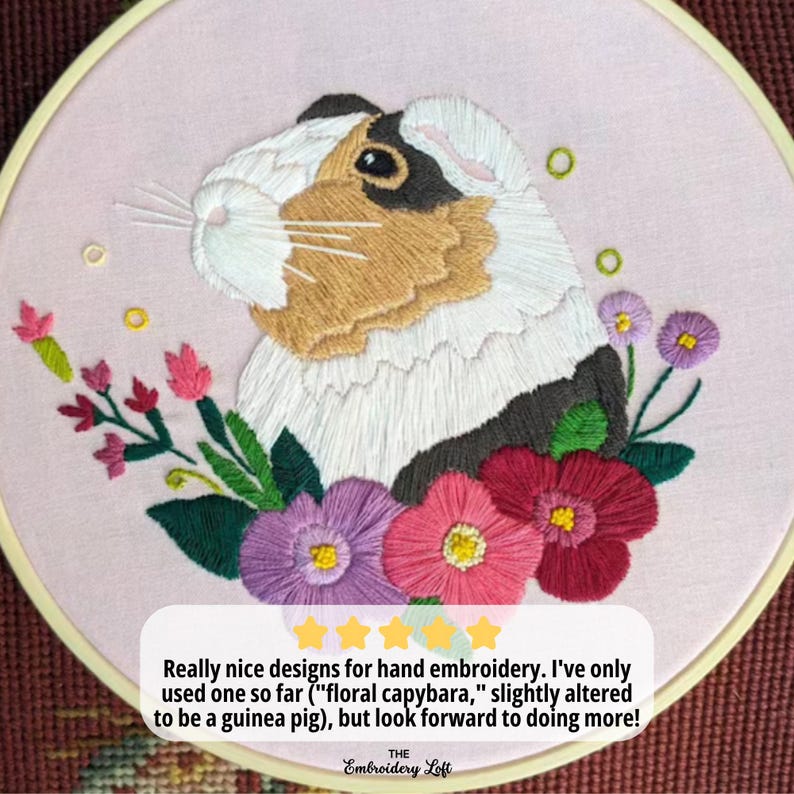 Puede incluir: Dise&ntilde;o bordado a mano de un conejillo de indias con flores coloridas en un aro de bordado rosa. El conejillo de indias tiene pelaje marr&oacute;n, negro y blanco. Las flores son rosas, moradas y rojas. El texto dice "Really nice designs for hand embroidery."
