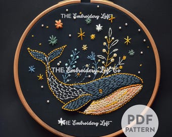 天空のクジラの手刺繍パターン、星と花のあるシロナガスクジラ、花の