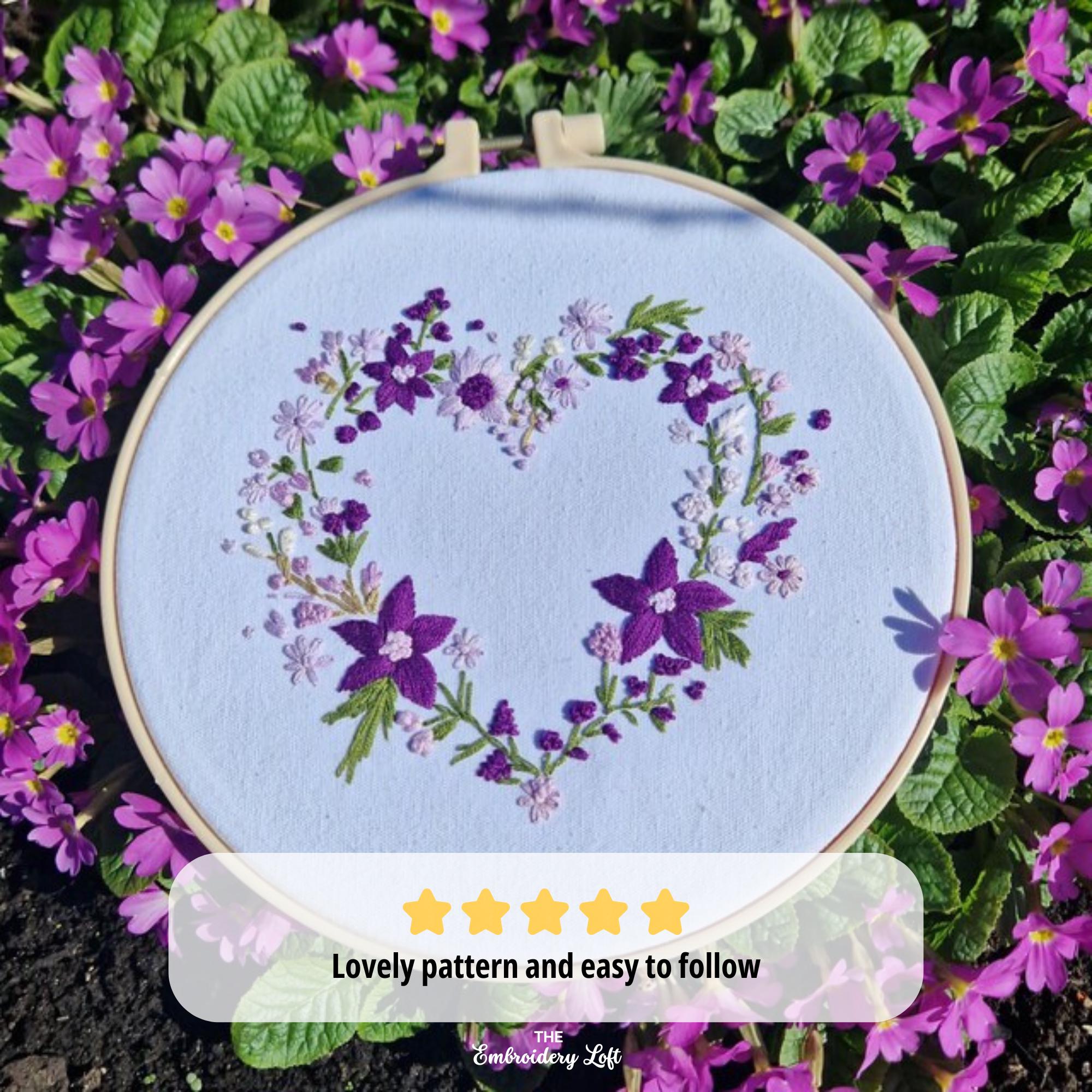 紫色の花のハート型リースの手刺繍パターン、紫色の花のハート型リース