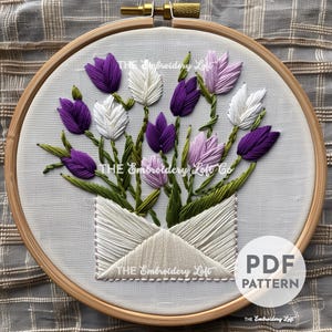 Patrón de bordado a mano de correo floral, carta de amor, patrón de tulipán, bordado de tulipán, tulipanes morados y blancos, patrón de bordado a mano en PDF
