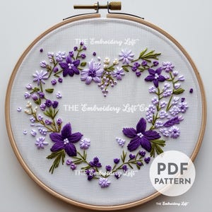 Lila Blumenherz Kranz Handstickerei Muster, herzförmiger Kranz mit lila Blumen, Love Embroidery, Handstickerei Muster PDF