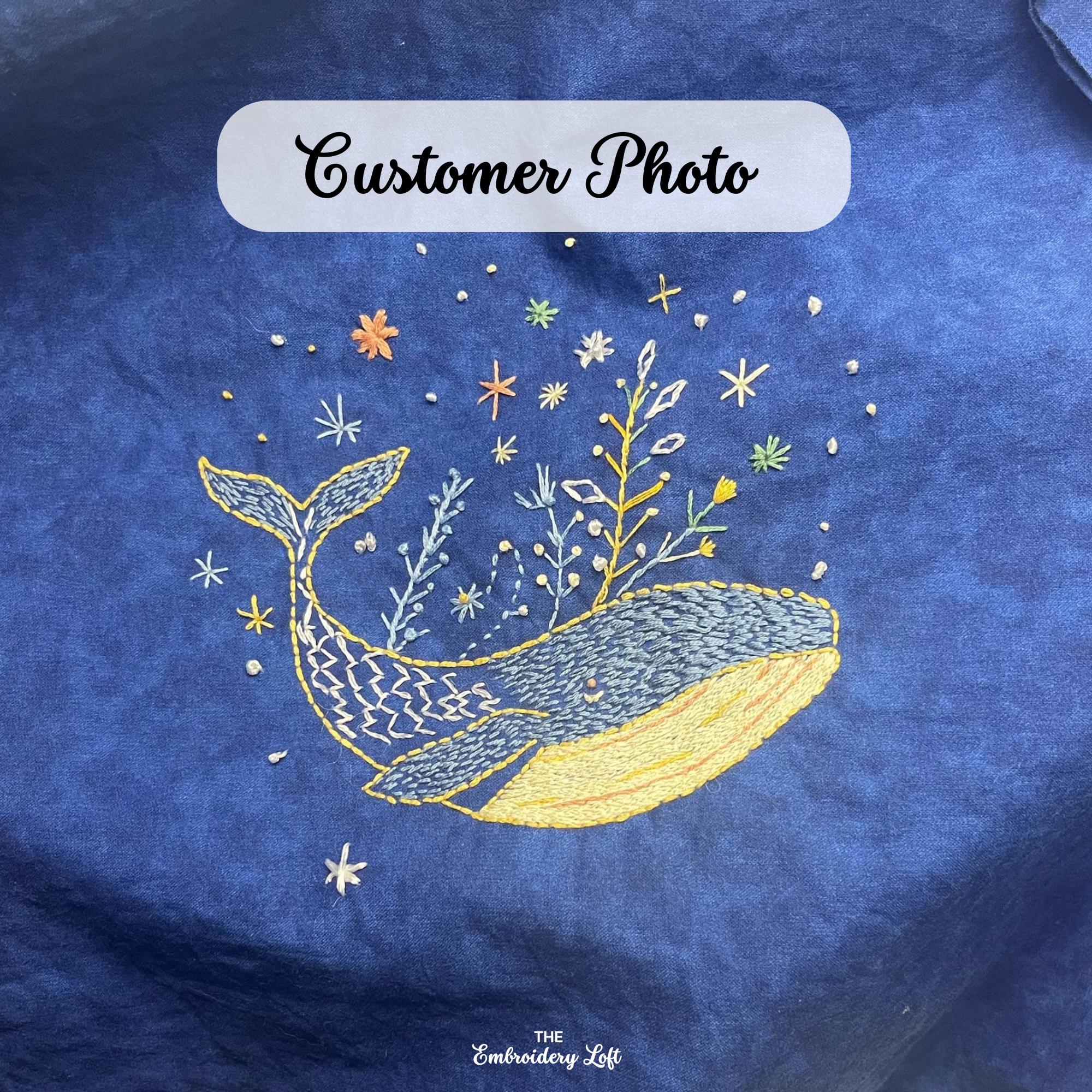 天空のクジラの手刺繍パターン、星と花のあるシロナガスクジラ、花の