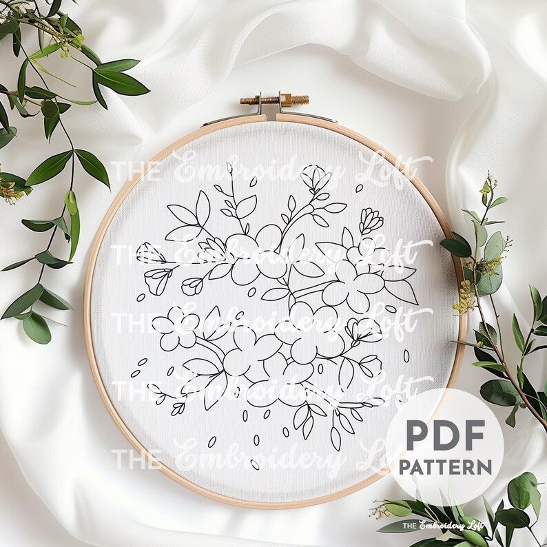 Pode incluir: Um padr&atilde;o de bordado preto e branco de um buqu&ecirc; de flores em um aro. O padr&atilde;o &eacute; para um projeto de bordado DIY e inclui um padr&atilde;o PDF.