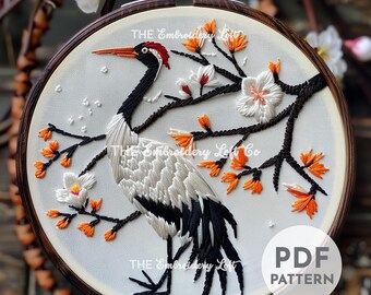 鶴の群れと松の木がデザインされた、額入りの手刺繍のアートワーク 鶴の手刺繍パターン、鶴の鳥のパターン、日本の刺繍、日本の鳥、日本の