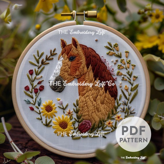 茶色の馬の手刺繍パターン、馬のパターン、馬好きへのギフト、花柄の馬