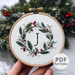 Design de enfeite de Natal com letra J, enfeite de bordado inicial personalizado, padrão de bordado à mão em PDF, bordado de monograma, iniciante