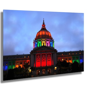 Stampa artistica del Municipio di San Francisco Pride / Decorazione murale LGBTQ+ con luci arcobaleno Fotografia colorata per il mese dell'orgoglio e la celebrazione dell'uguaglianza Amore