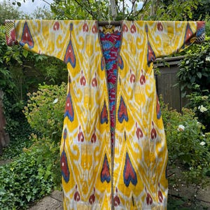 Handgemachte vintage Chirpy usbekische turkmenische turkmenische Seide Ikat Mantel Robe | Tribal Dorf Grafik Wand Kunst dekorative Textil Kostüm