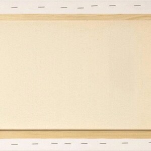 Puede incluir: Un lienzo blanco en blanco estirado sobre un marco de madera. El marco es de madera natural y tiene un color marr&oacute;n claro. El lienzo est&aacute; listo para pintar.