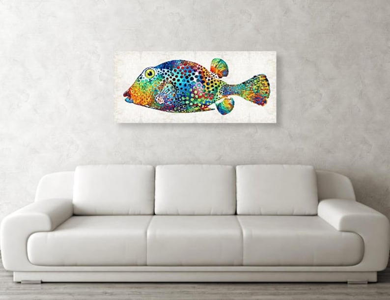 Puede incluir: Una pintura abstracta colorida de un pez con un patr&oacute;n de manchas. El pez est&aacute; pintado en tonos de azul, verde, amarillo, naranja y rojo. El fondo es gris claro.