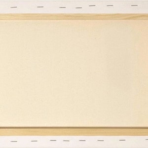 Op de afbeelding: Een leeg, wit canvas gespannen over een houten frame. Het frame is gemaakt van natuurlijk hout en heeft een lichtbruine kleur. Het canvas is klaar om te schilderen.