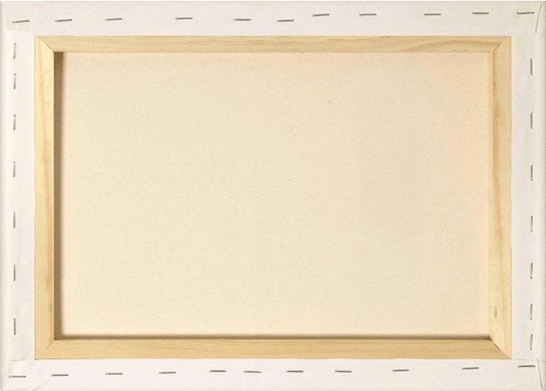 Op de afbeelding: Een leeg, wit canvas gespannen over een houten frame. Het frame is gemaakt van natuurlijk hout en heeft een lichtbruine kleur. Het canvas is klaar om te schilderen.