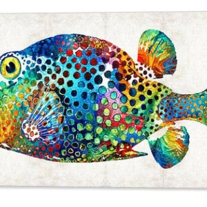 Puede incluir: Una pintura abstracta colorida de un pez con un patr&oacute;n de manchas. El pez est&aacute; pintado en tonos de azul, verde, amarillo, naranja y rojo. El fondo es gris claro.