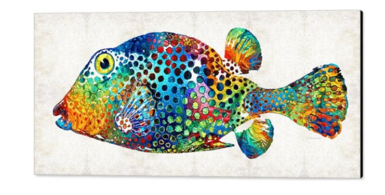 Puede incluir: Una pintura abstracta colorida de un pez con un patr&oacute;n de manchas. El pez est&aacute; pintado en tonos de azul, verde, amarillo, naranja y rojo. El fondo es gris claro.