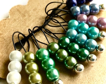 Marcadores de puntada sin enganches - Pequeño - Juego de 10 - Perlas de vidrio azules, morados y verdes - K39 - Se adapta a agujas de tejer de hasta tamaño US 8 (5 mm)