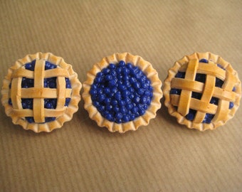 Mini Blueberry Pie Pin/Brooch - Handmade polymer clay miniature