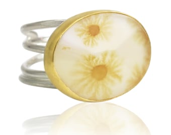 Flowers in Stone Ring. Dendritic Agate on a Swirled Band. Size 8.