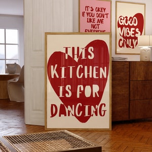 このキッチンは踊るためのプリント、美しいキッチンの装飾、かわいいダンスアート、赤いキッチンの壁アート、ハートプリント、トレンディなキッチンポスター