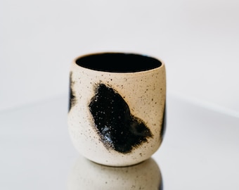Taza de cerámica hecha a mano: un diseño moderno | Única, en negro y beige, de inspiración japonesa