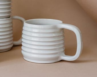 Taza de cerámica hecha a mano con asa cuadrada – Taza para café o té de 350 ml – Esmaltada en blanco, moderna y minimalista – Pieza única hecha a mano