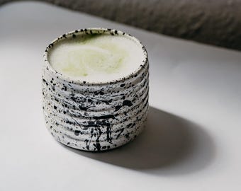 Taza de cerámica hecha a mano con forma acanalada – Moteado blanco y negro – Matcha – Taza minimalista de gres – Diseño moderno