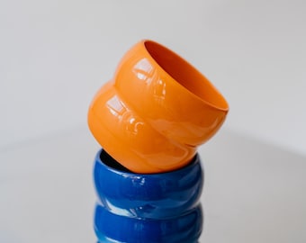 Taza de porcelana hecha a mano en naranja y azul – Taza de cerámica de diseño – Vajilla moderna – Idea de regalo