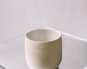 Taza de cerámica minimalista hecha a mano de 400 ml, exterior natural, interior blanco, moderna taza para café o matcha, diseño escandinavo.
