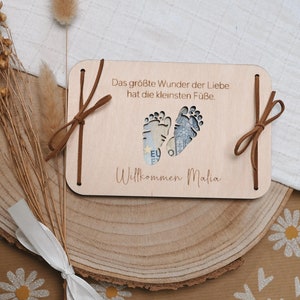 Personalisiertes Geldgeschenk zur Geburt - nachhaltige Holzkarte mit Aussparung "Das größte Wunder der Liebe hat die kleinsten Füße"